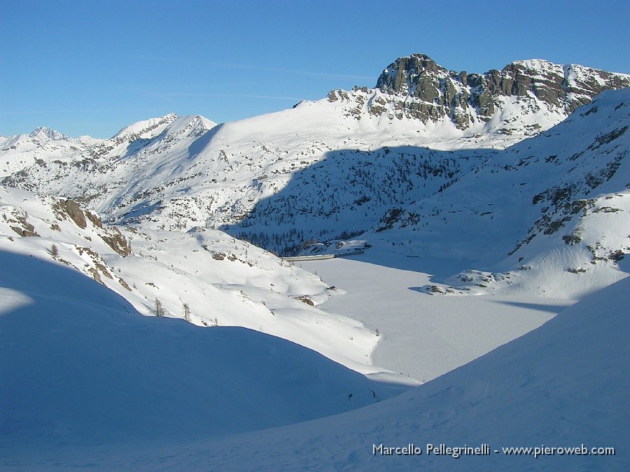 06 Il Lago Colombo ricoperto dalla neve.JPG